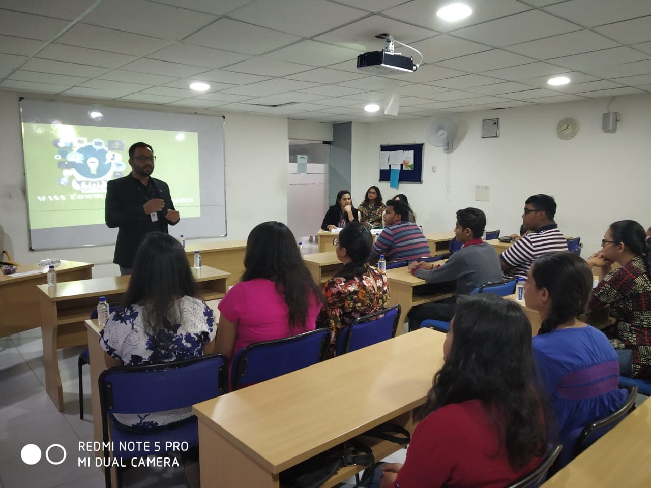 Amity Global Business School Ahmedabad Classroom photo 4